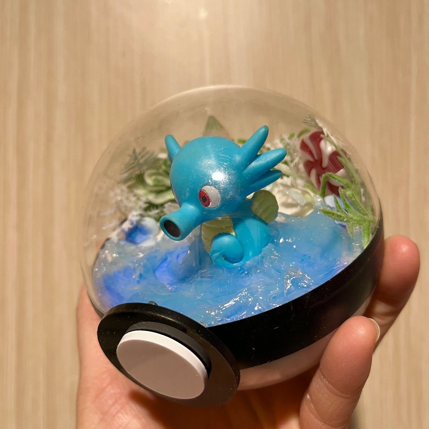 Horsea Winter Pokeball Terrarium