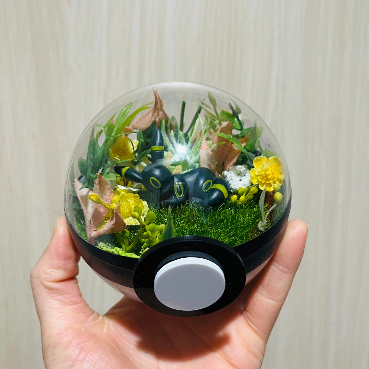 Sleeping Umbreon Pokeball Terrarium