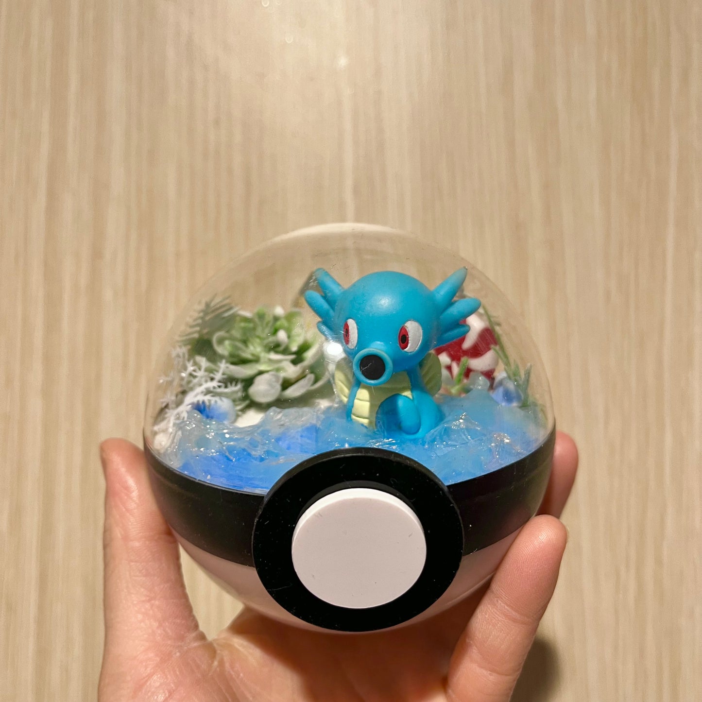 Horsea Winter Pokeball Terrarium