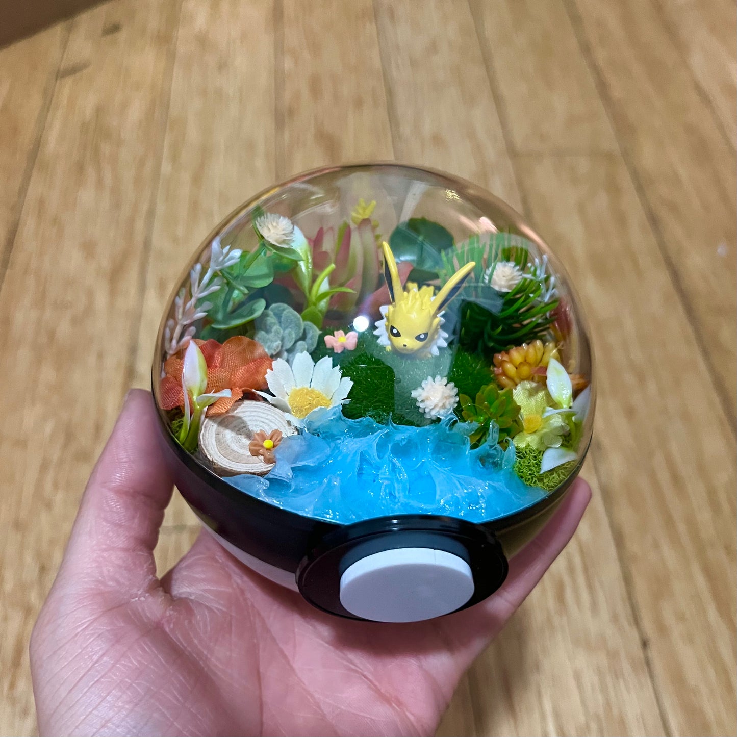 Jolteon Pokeball Terrarium